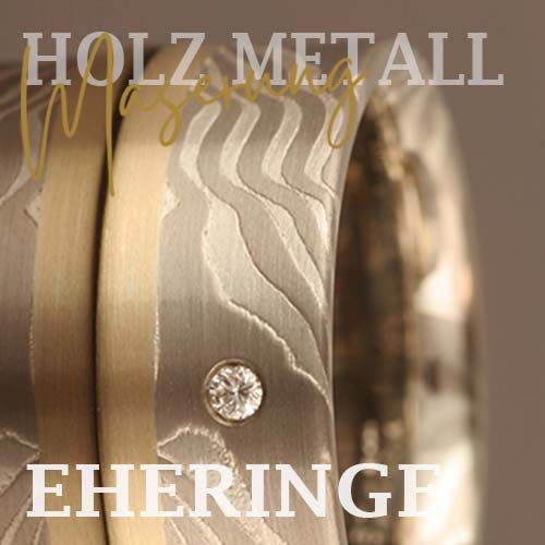 Eheringe mit Holzstruktur und schlichtem Gold