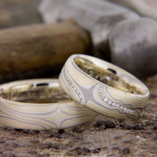 Trauringe in Jabin Mokume Gane mit Diamanten