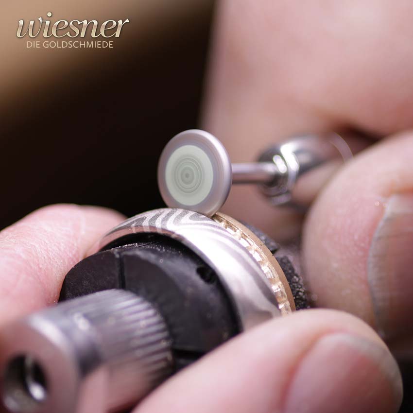 Feinschliff der Diamantfassung am Movingu Mokume Gane Ring
