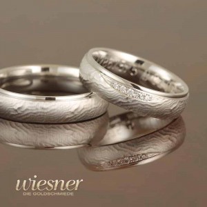 Gerstner Trauringe in Weißgold in wooden pattern mit Diamanten