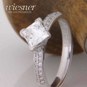 Engagement ring with diamond in princess cut in 750 white gold is made