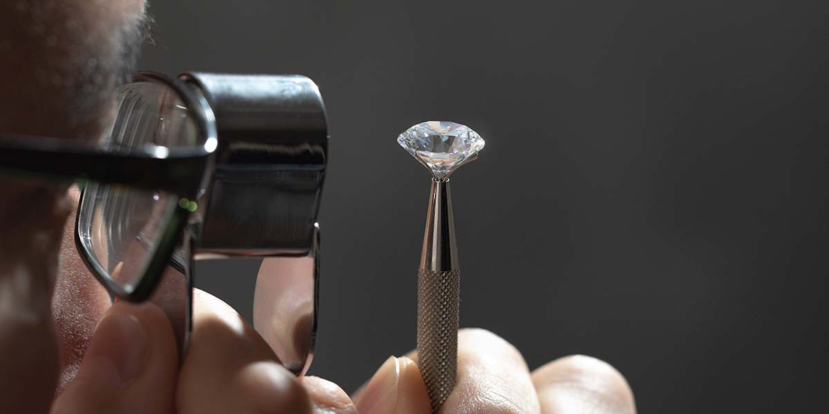 Diamanten-aus-Asche-unter-der-Lupe