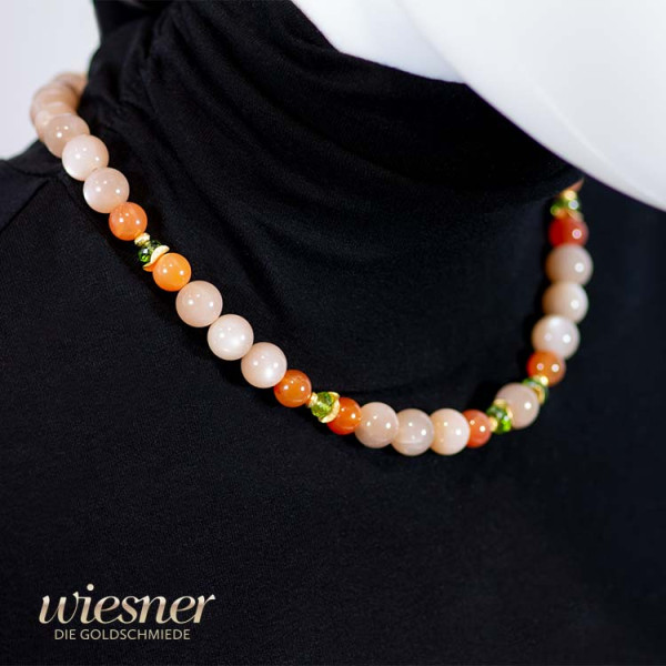 Gemstone necklace in moonstone, agate and peridot with gold-plated elements