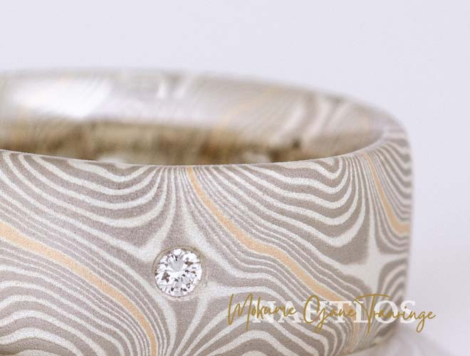 Besondere Eheringe in Afzelia Mokume mit Diamanten