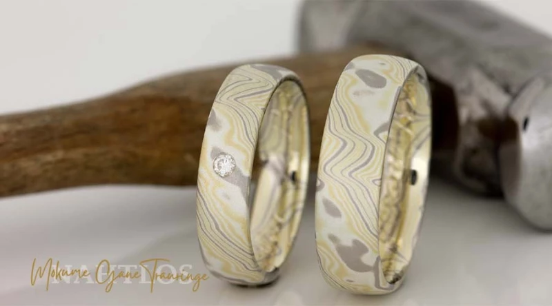 Besondere Mokume Gane Eheringe aus Gelbgold Palladium und Silber