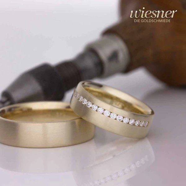Moderne Trauringe aus Altgold