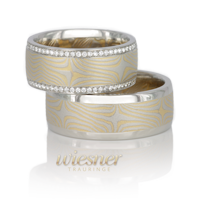 Mokume Gane Trauringe Seraya in Gelbgold und Platin mit lupenreinen Diamanten