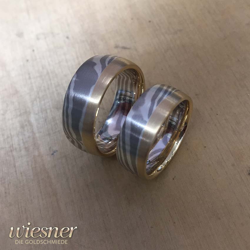 Fertig bearbeitete Movingu Mokume Gane Eheringe vor dem Diamantbesatz