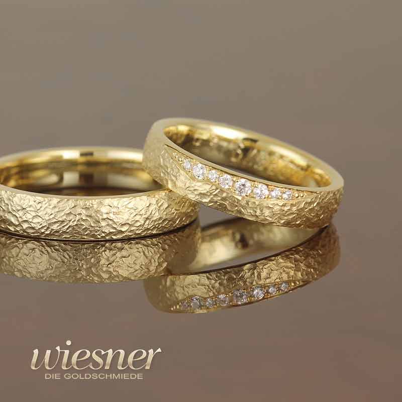 Gerstner triple rings in white gold in stone pattern