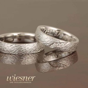 Trauringe Weißgold von Gerstner mit Gravuren und Diamanten