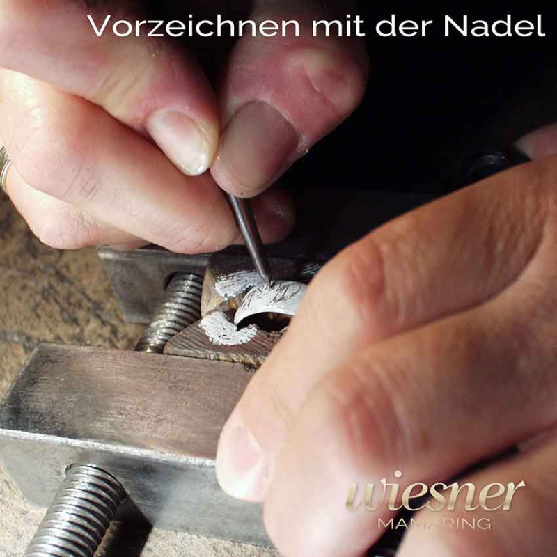 Vorzeichnen der Namen für die Gravur