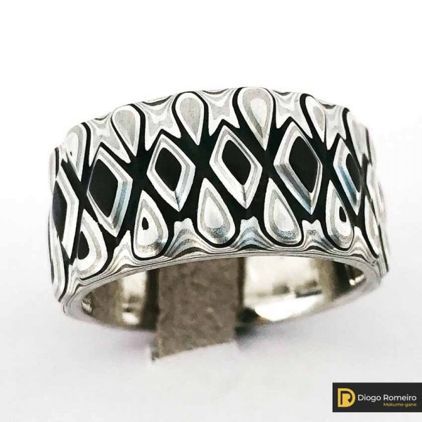 Ring with cut Mokume Gane pattern in Shakudo, silver and Shiro-Shibuichi