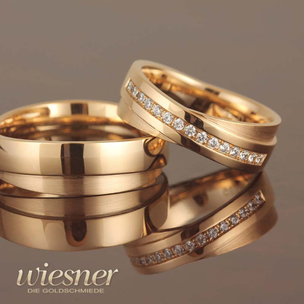 Extraordinary wedding rings in strong yellow gold from Gerstner