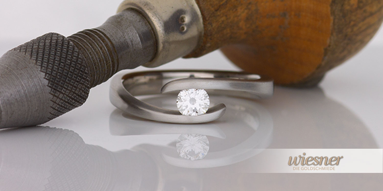 Engagement ring platinum with diamond