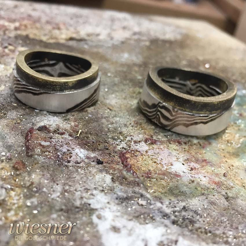 Movingu Mokume Gane Eheringe während der Verbindung mit Gelbgold