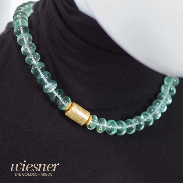 Collier mit grünem Fluorit und vergoldeter Ronde