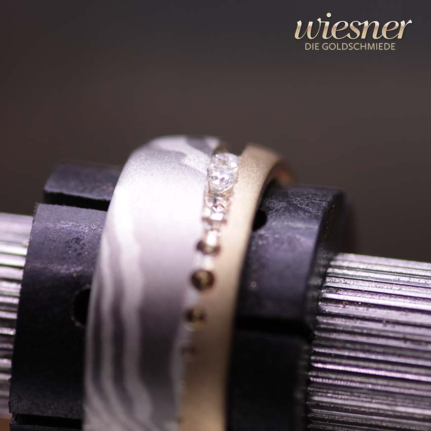 Diamantlinie während des Fassens im Movingu Mokume Gane Ring