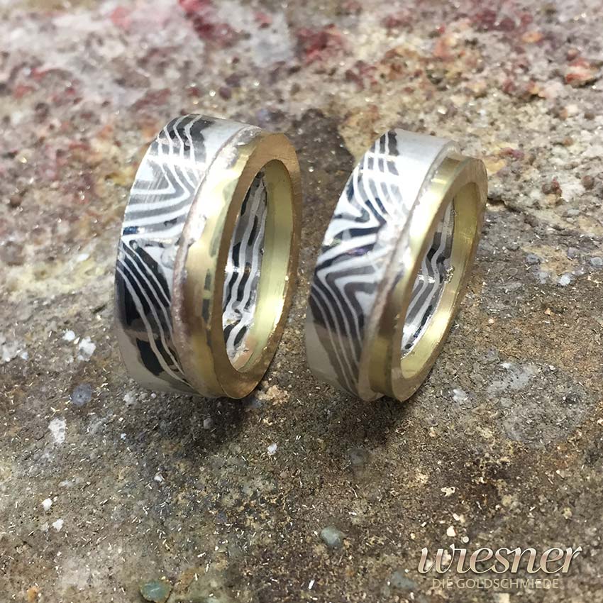 Movingu Mokume Gane Ringe mit Gelbgold während der Fertigung