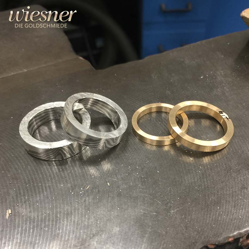 Mokume Gane Ringkörper und Gelbgoldringe für Movingu Eheringe