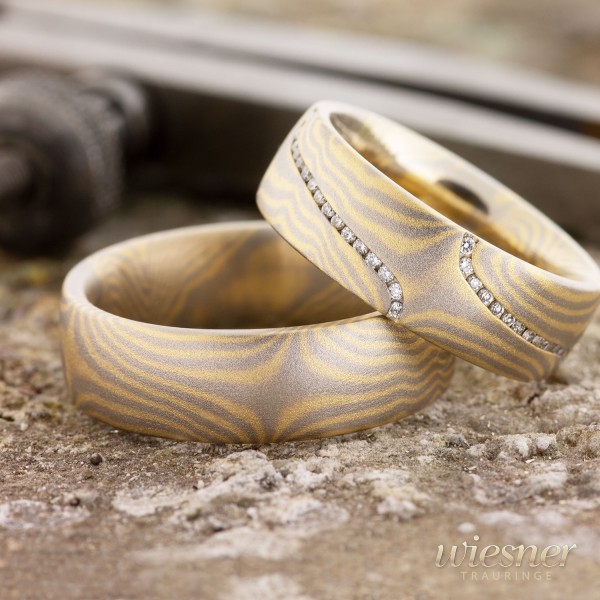 Mokume Gane Trauringe Abura in Gelbgold und Weißgold mit lupenreinen Diamanten