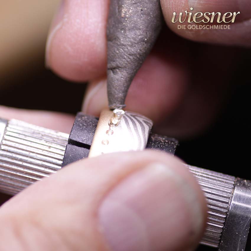 Einsetzen eines Diamanten in den Movingu Mokume Gane Damenring