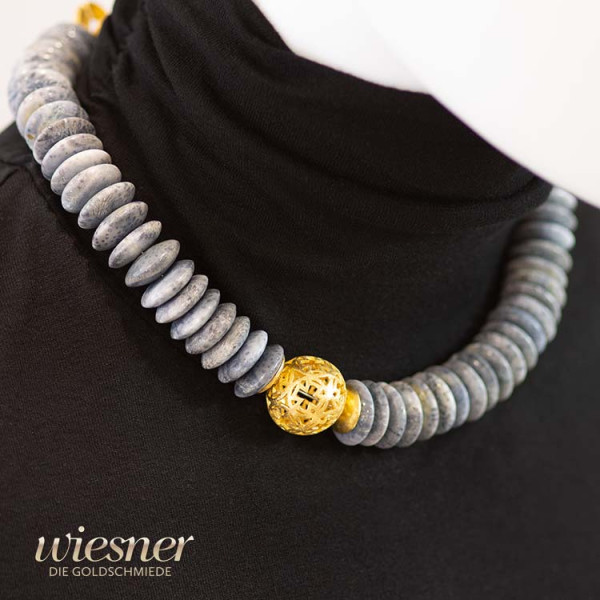 Aventurine necklace with gold-plated sphere and brevet clasp