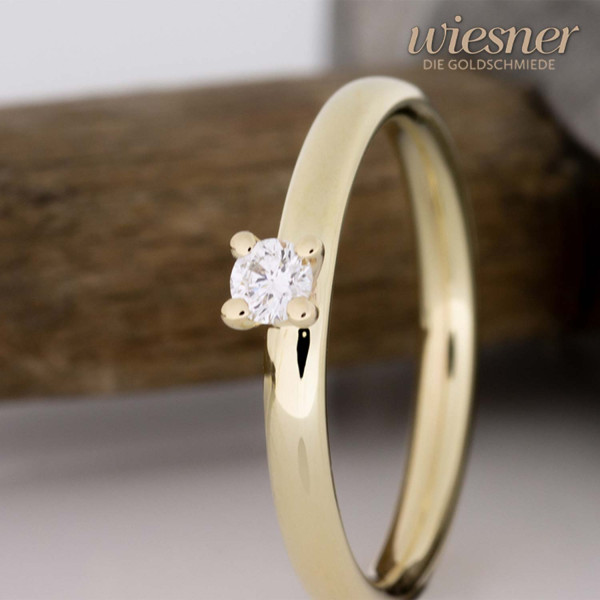 Engagement ring yellow gold soltaire diamond polished