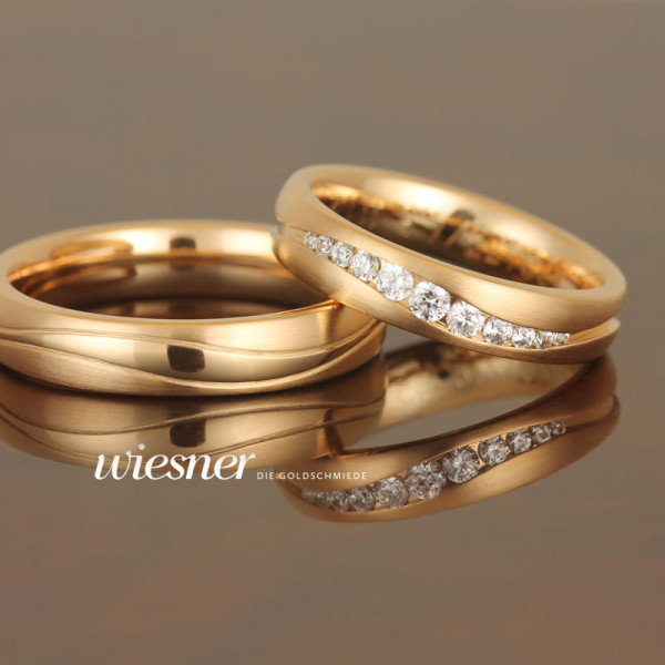Wedding rings in strong yellow gold with diamonds