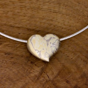Mokume Gane Anhänger Kokoro mit Omega Collier