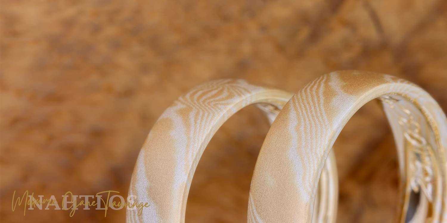 Nahaufnahme der natürlichen Maserung eines Mokume Gane Rings