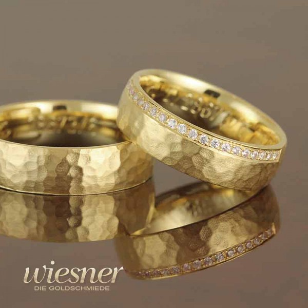 Trauringe Gerstner in Gelbgold mit forged pattern und Diamanten