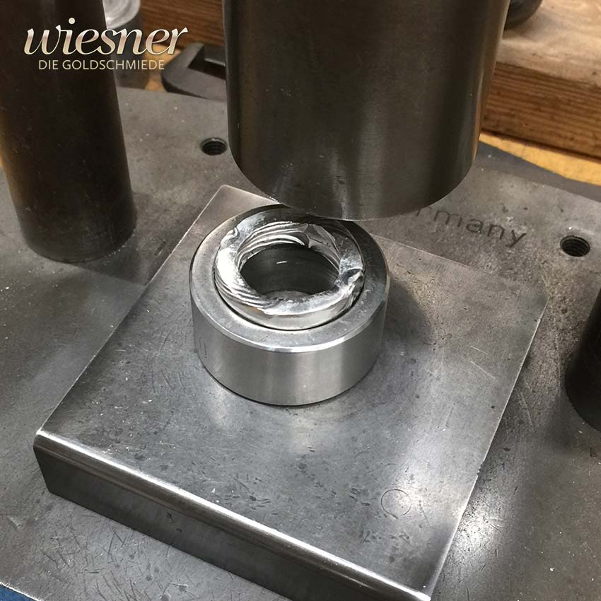 Formgebung eines Movingu Mokume Gane Ringes in der Goldschmiede