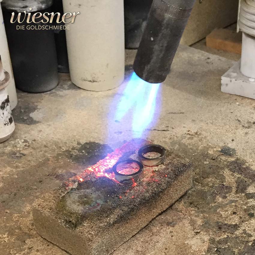 Movingu Mokume Gane Ringe beim Erwärmen in der Goldschmiedewerkstatt