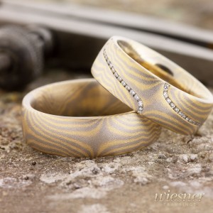 Mokume Gane Trauringe Abura in Gelbgold und Weißgold mit lupenreinen Diamanten