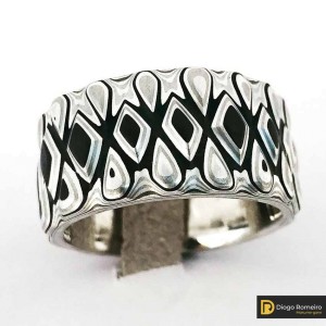 Ring with cut Mokume Gane pattern in Shakudo, silver and Shiro-Shibuichi
