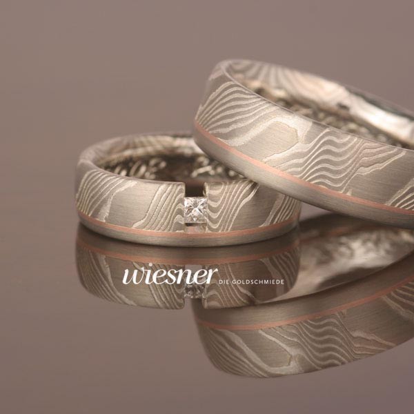 Eyong Mokume Gane Trauringe mit Princess Cut Diamant