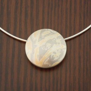 Mokume Gane Anhänger Gongu mit Collier