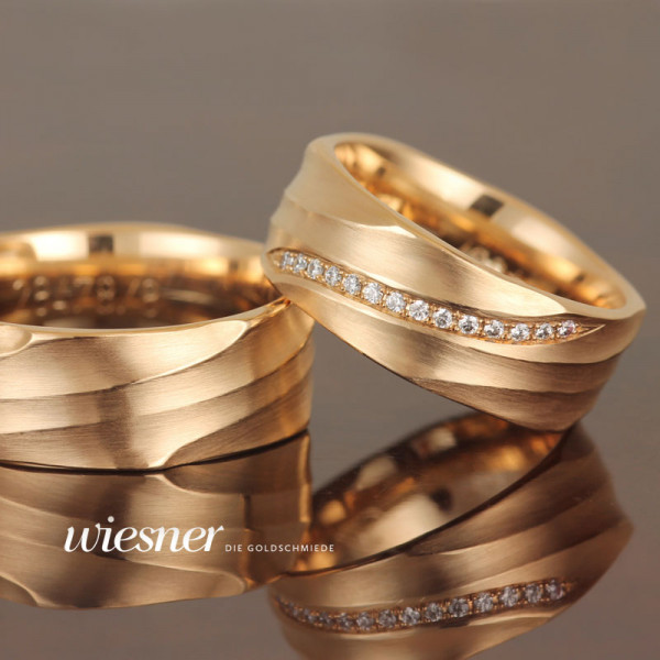 Wedding rings in strong yellow gold and diamonds from Gerstner.