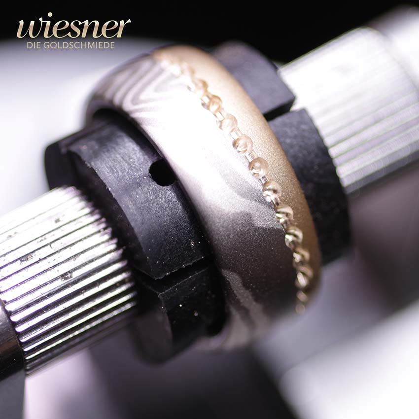 Vorbereitete Diamantfassung am Movingu Mokume Gane Damenring